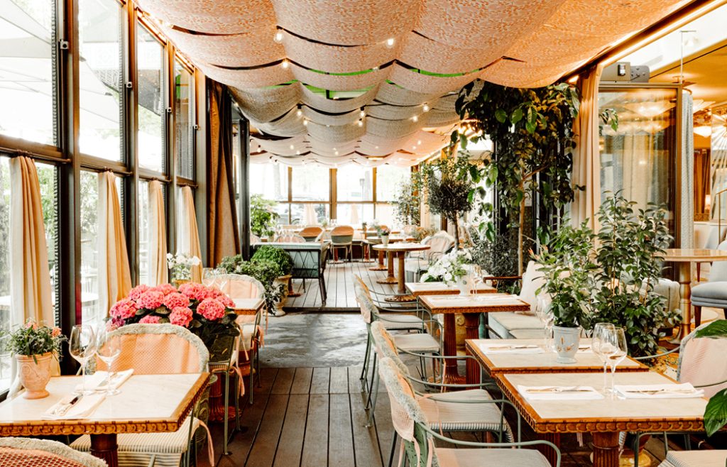 Chic and cosy Porch and veranda
